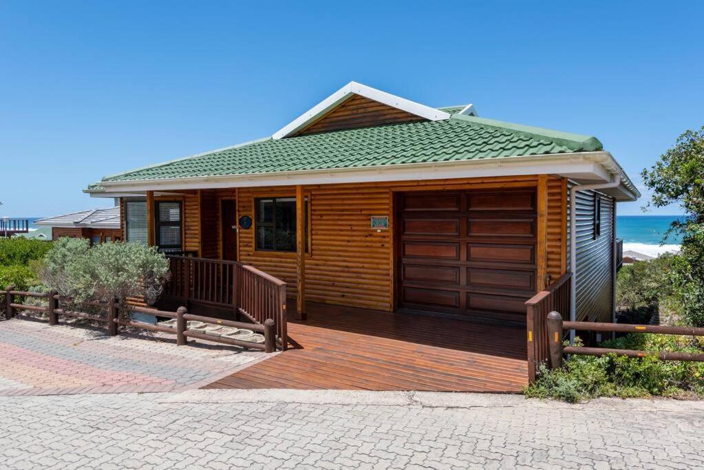 House Merak Holiday home